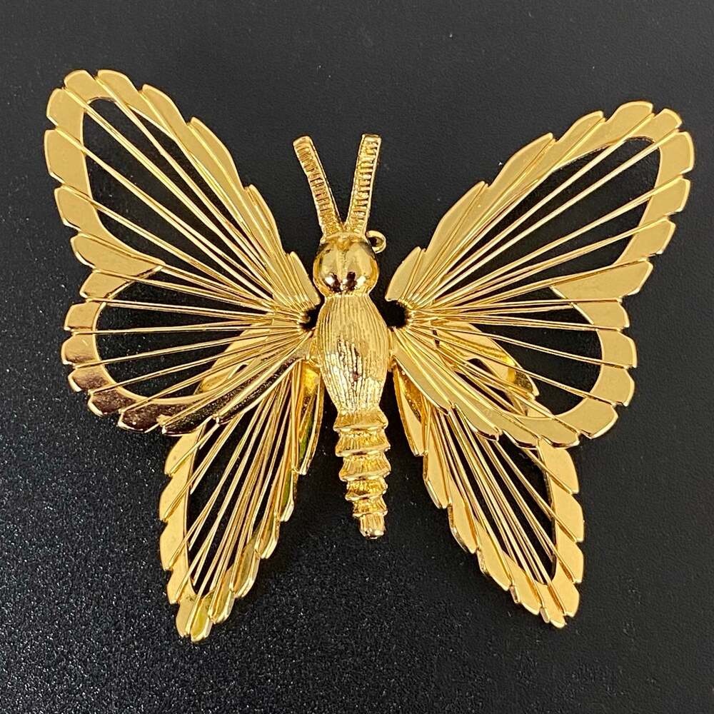 Vintage Monet Signed 3D Gold Tone Wired Butterfly Pin Brooch